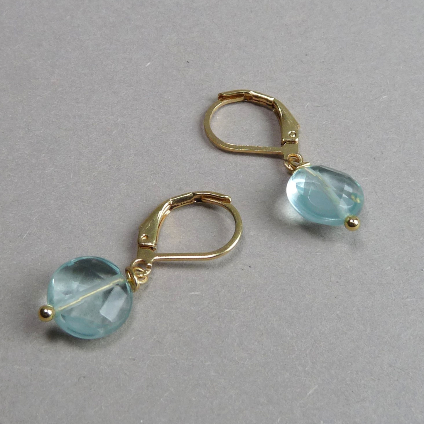 Gouden oorbellen met Aquamarijn muntjes