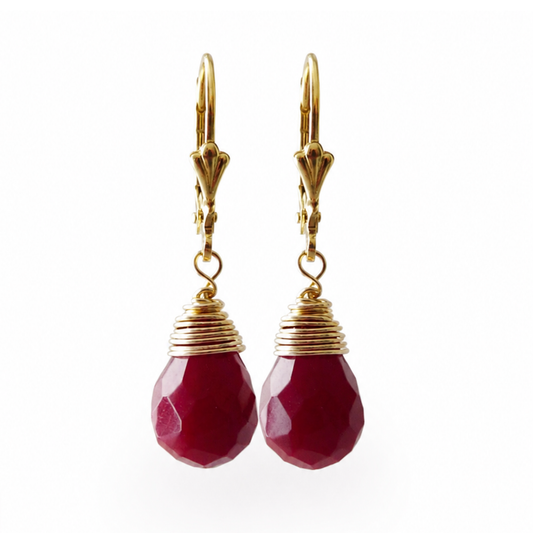 14k Goldfilled oorbellen met rode Cornalijn druppel – elegant en handgemaakt