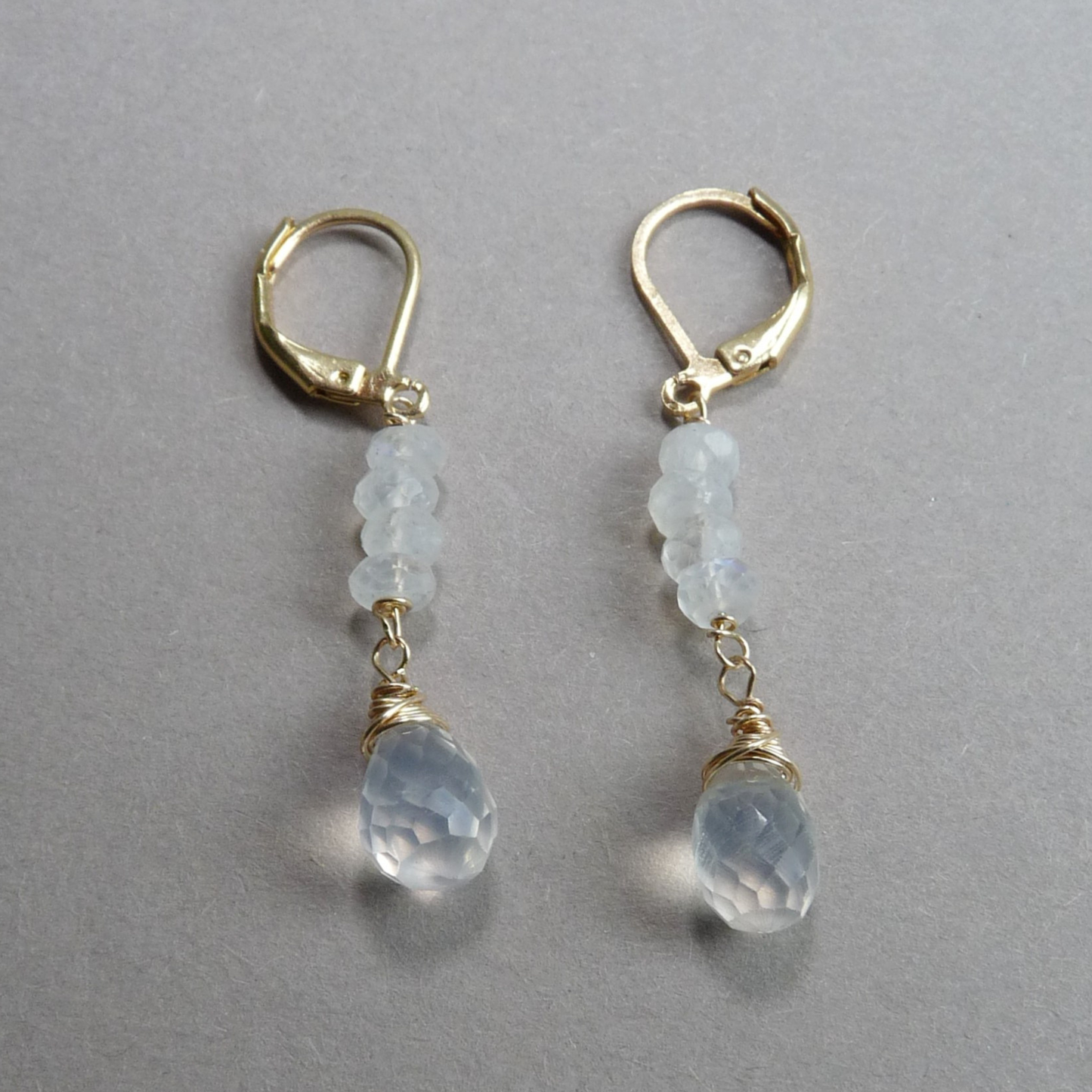Gouden oorbellen met maansteen en chalcedoon druppels