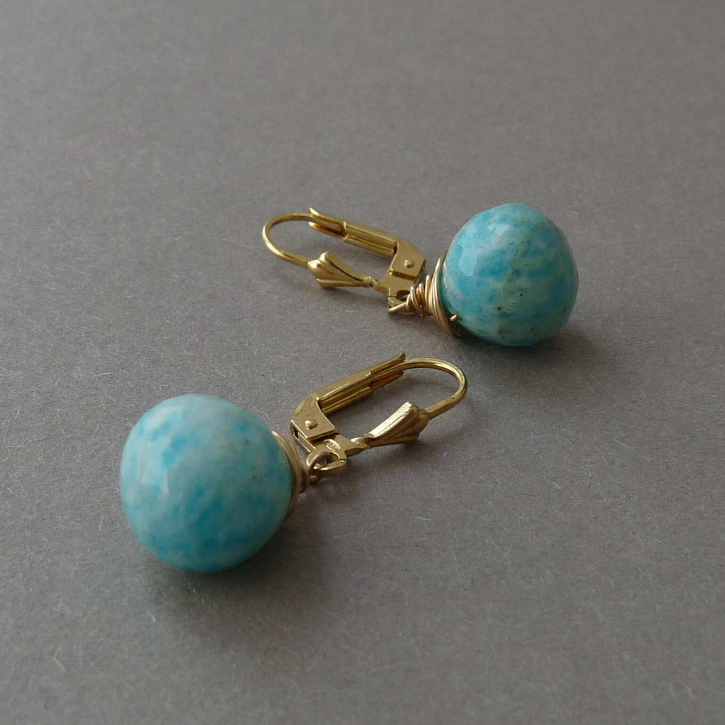 Gouden oorbellen met Amazoniet druppels – azuurblauwe statement oorbellen