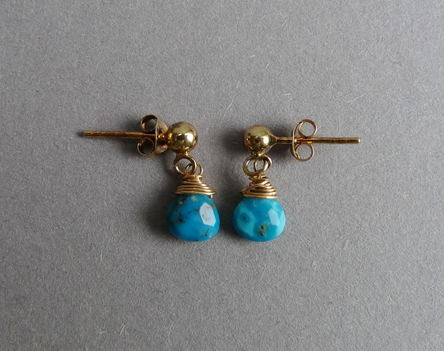 14k Goldfilled oorknopjes met Turquoise druppeltje