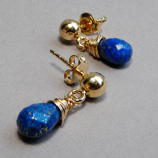 Goldfilled oorknopjes met Lapis Lazuli druppel – handgemaakt