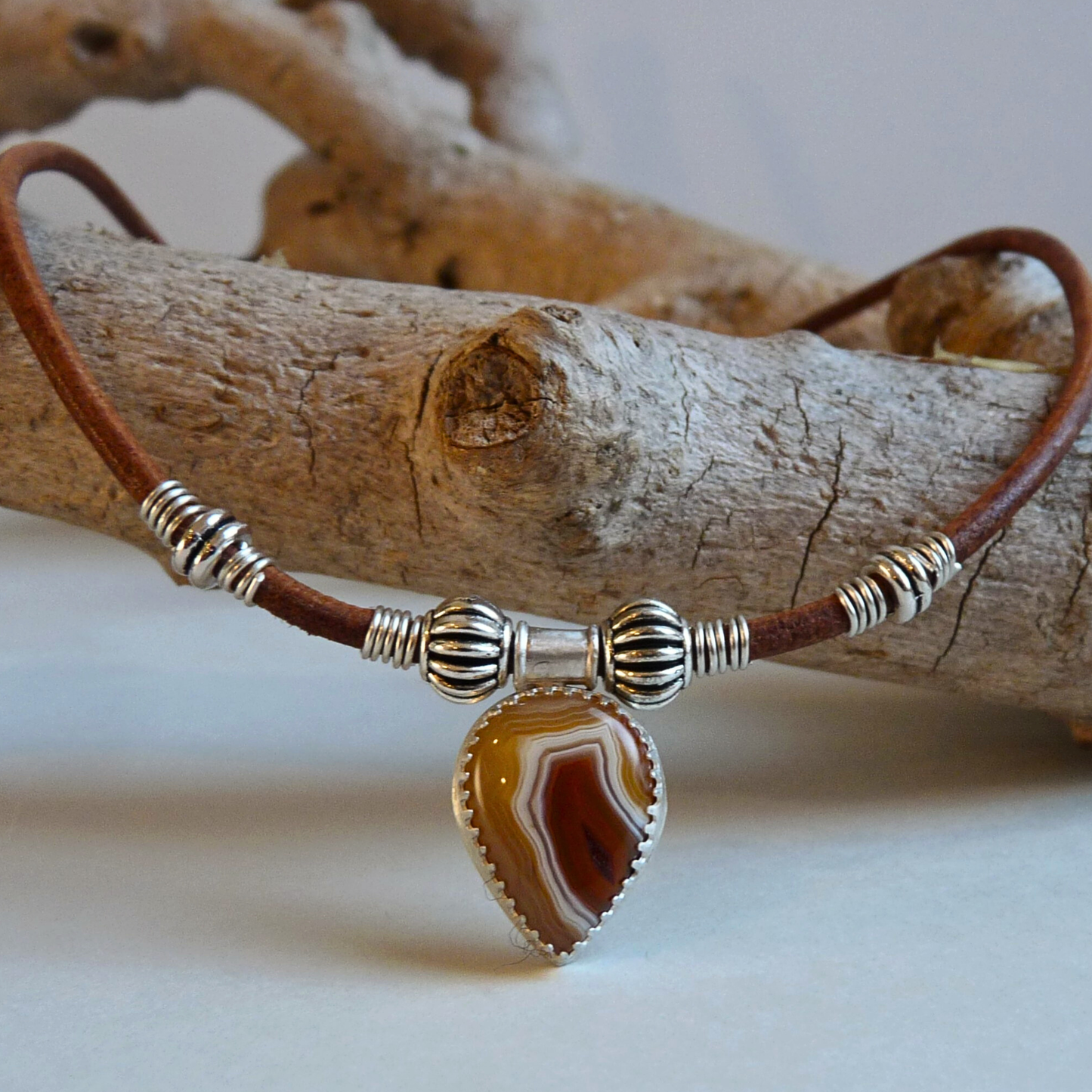 Halsketting voor dames – leren koordketting met Botswana Agaat hanger