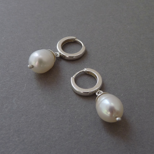 Silberne Brautohrringe mit Perlen – moderne silberne Creolen