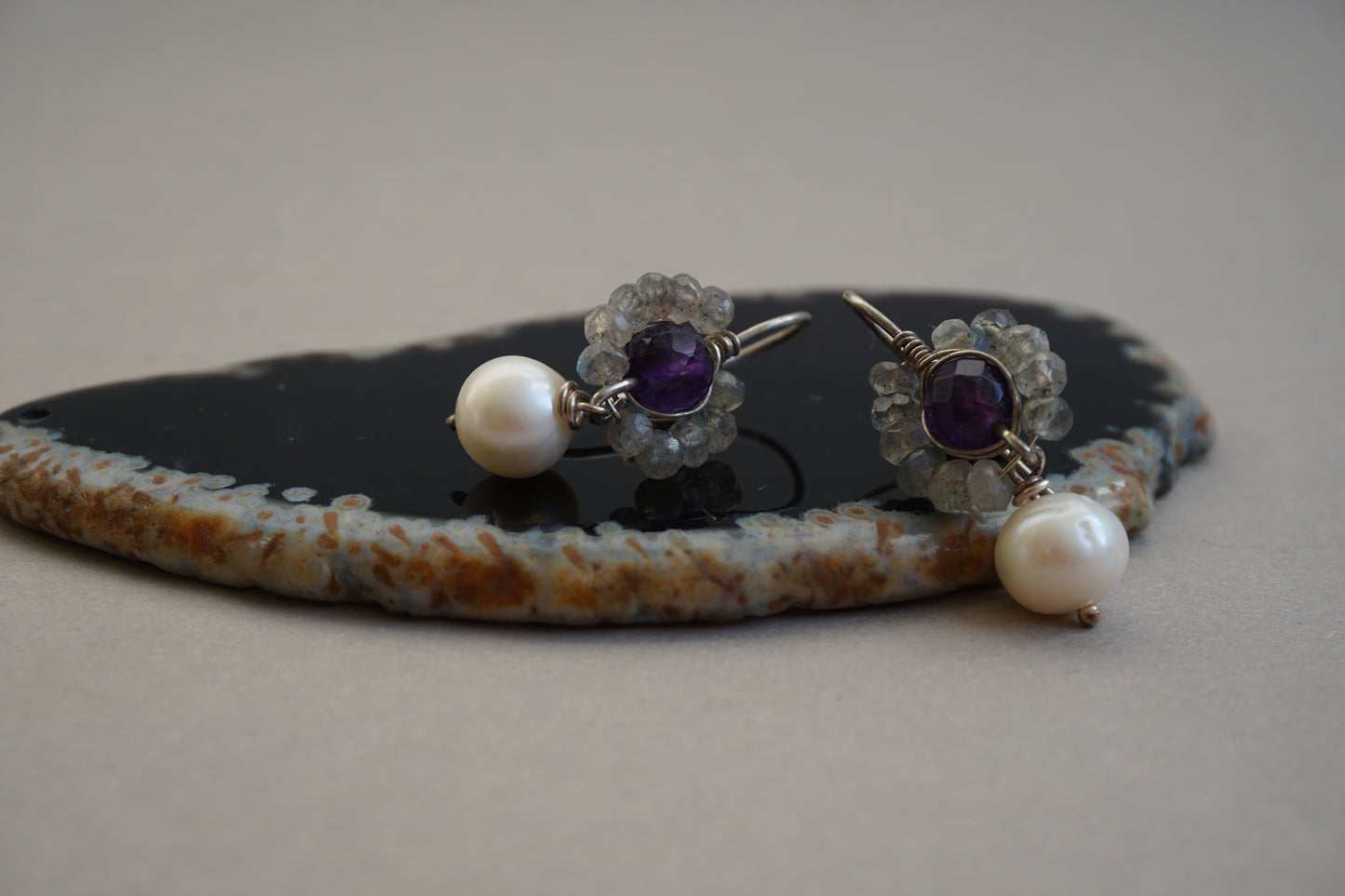 Zilveren oorbellen met Labradoriet Amethist en Zoetwater parel
