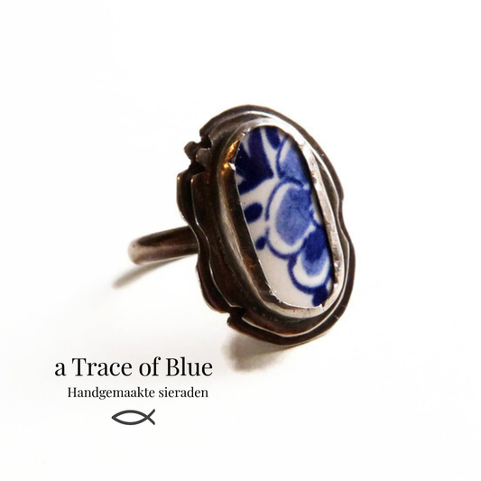 Delfts blauwe zilveren ring – handgemaakte statement ring met keramiek