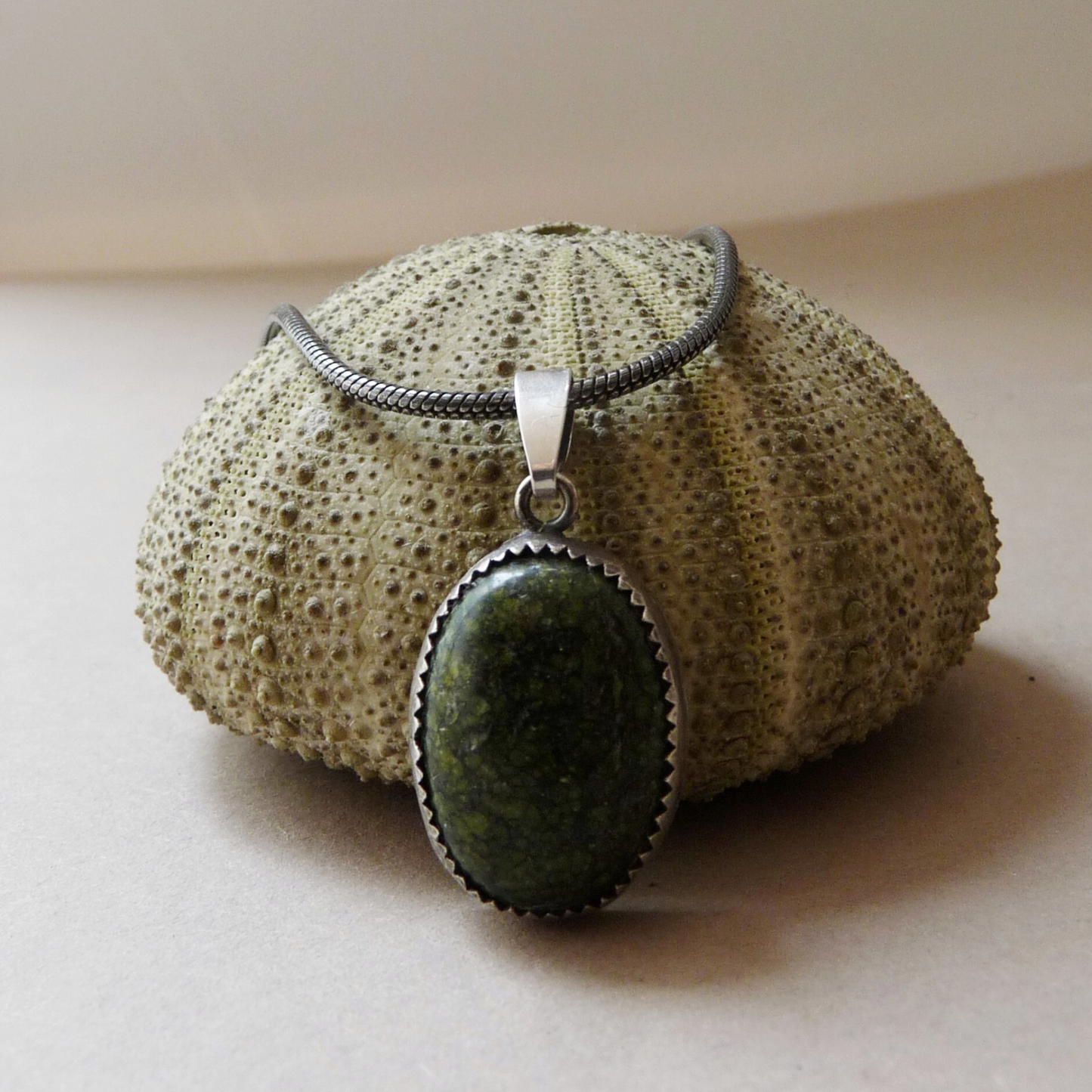 Zilveren herenketting met groene Serpentijn hanger – handgemaakt en stoer