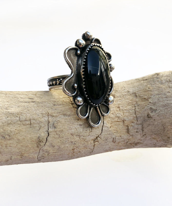 Handgemaakte Zilveren Ring met Ovale Onyx in Hippie Stijl