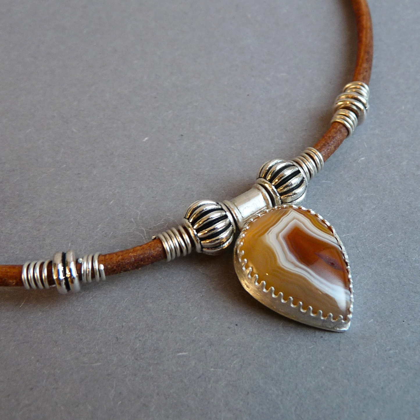 Halsketting voor dames – leren koordketting met Botswana Agaat hanger