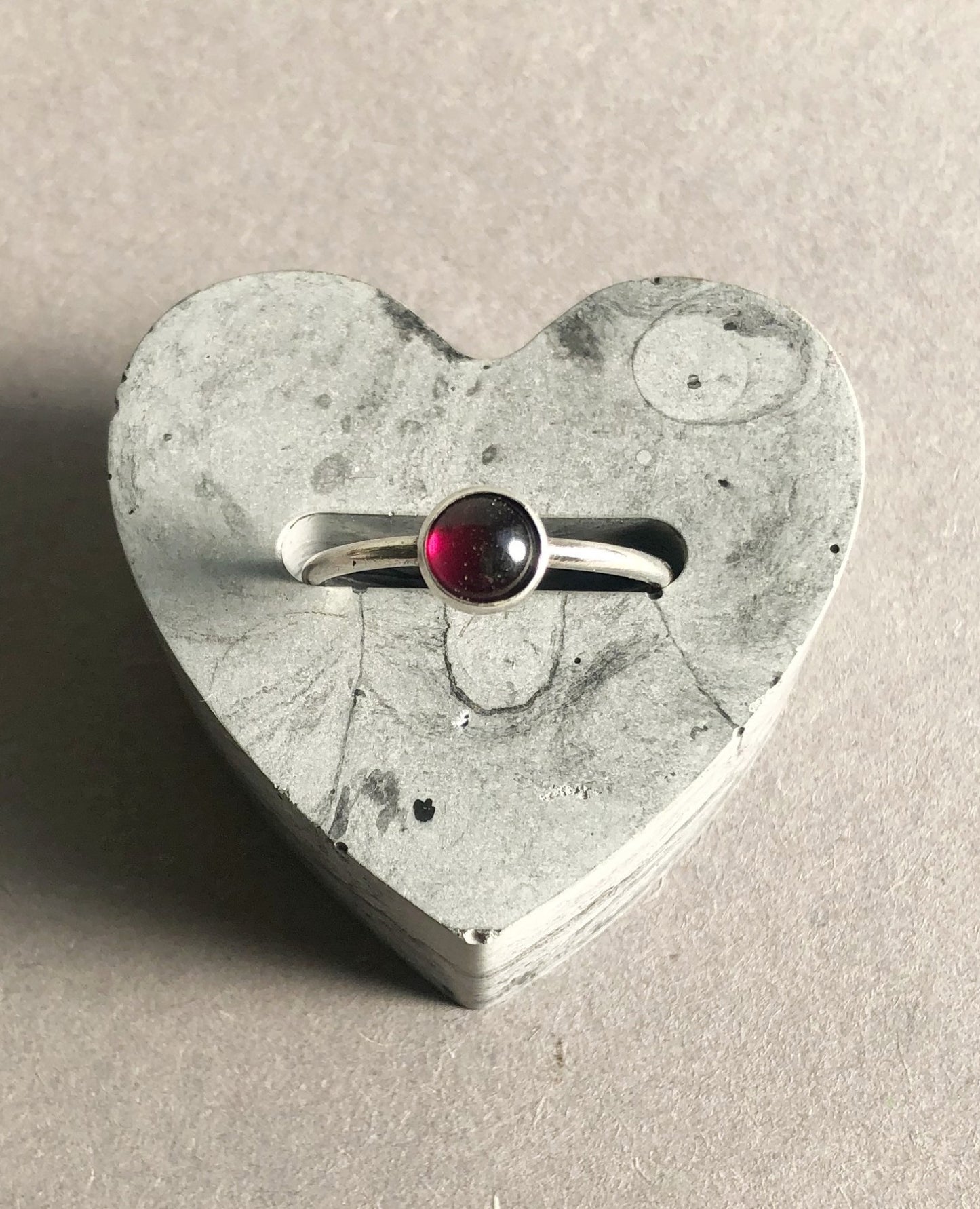 Stapelringen set met granaat, parel en zilver met 14k goud – Handgemaakt | Vuur & Parel Set