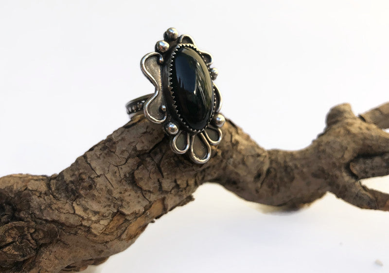 Handgemaakte Zilveren Ring met Ovale Onyx in Hippie Stijl