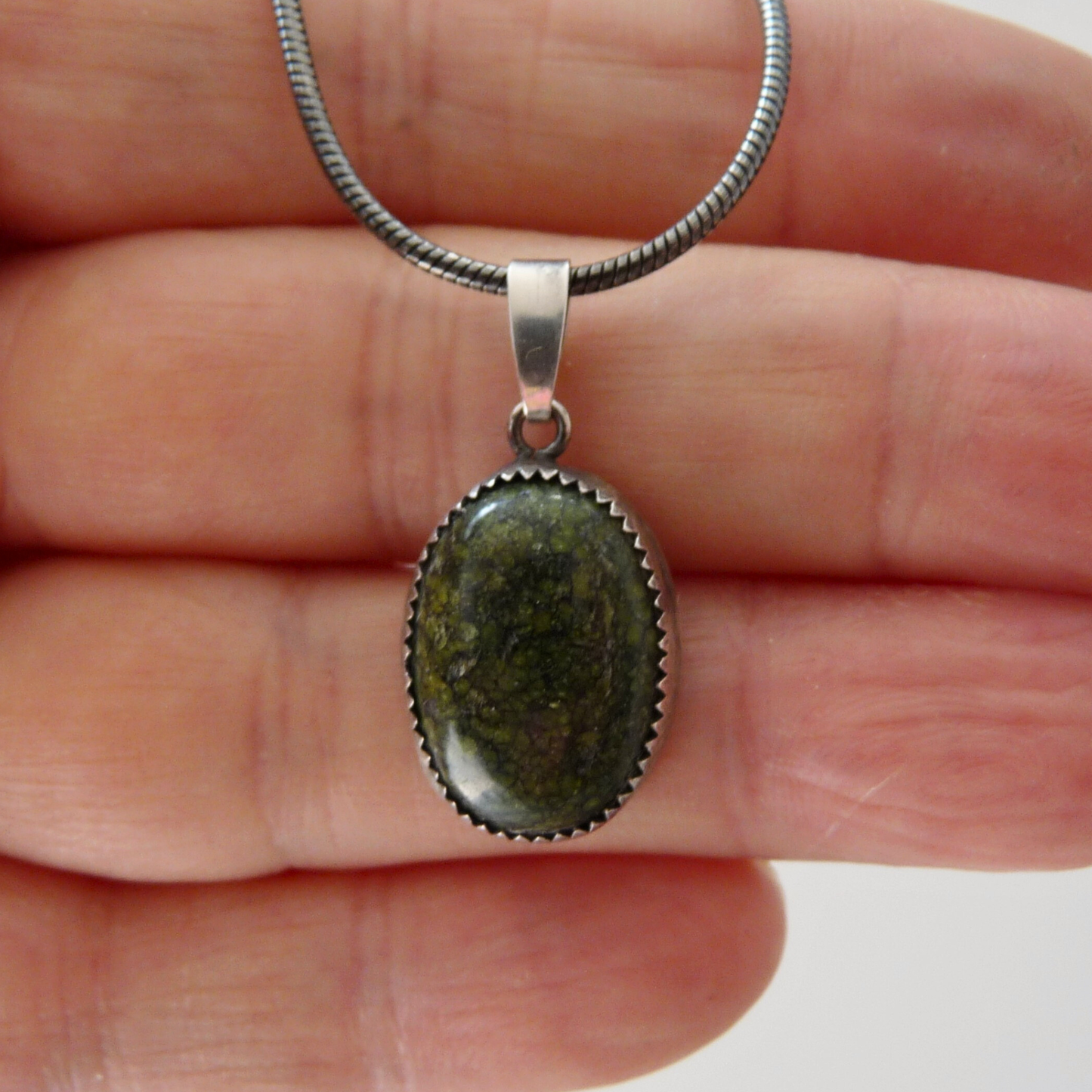 Zilveren herenketting met groene Serpentijn hanger – handgemaakt en stoer
