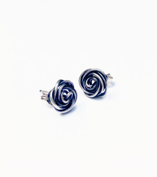 Roosjes oorknopjes in zilver – handgemaakte zilveren roos oorbellen