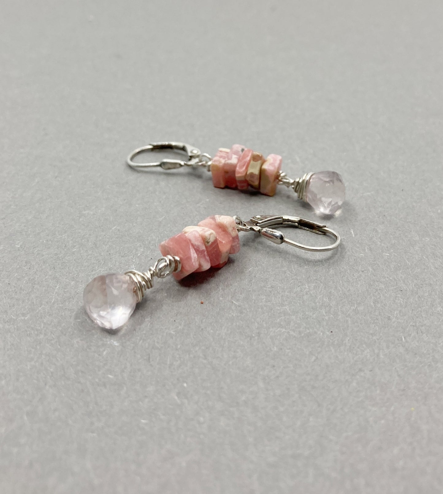 Zilveren oorbellen met rodochrosiet Heishi-kralen en rozenkwartsbrioletten