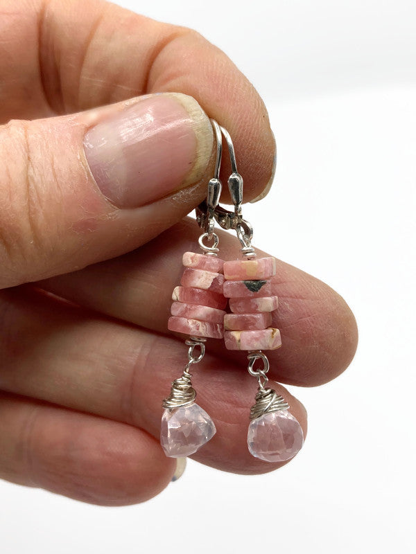 Zilveren oorbellen met rodochrosiet Heishi-kralen en rozenkwartsbrioletten