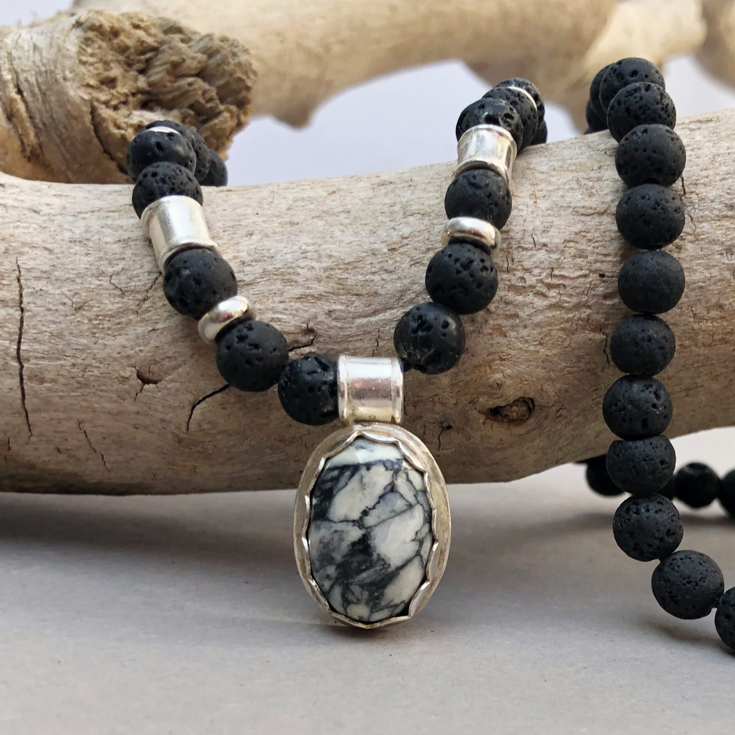 Heren Halsketting met Lavakralen en Porselein Jaspis hanger