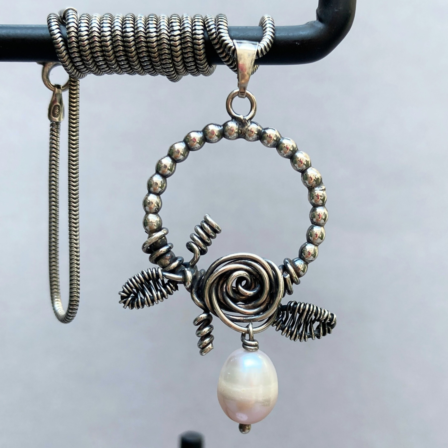 Zilveren ketting met roosje – handgemaakte parel ketting met edelstenen