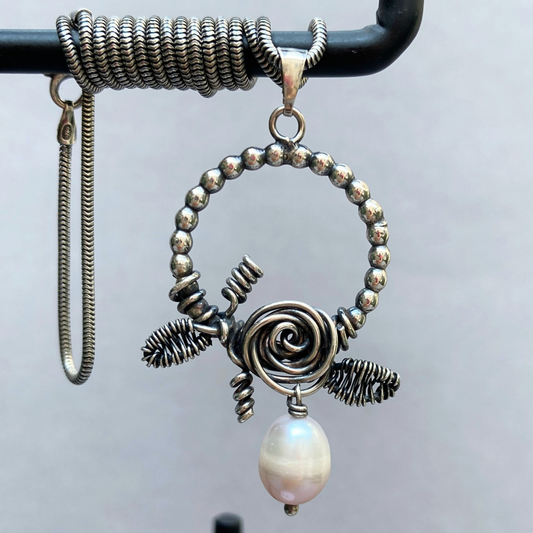 Zilveren ketting met roosje – handgemaakte parel ketting met edelstenen