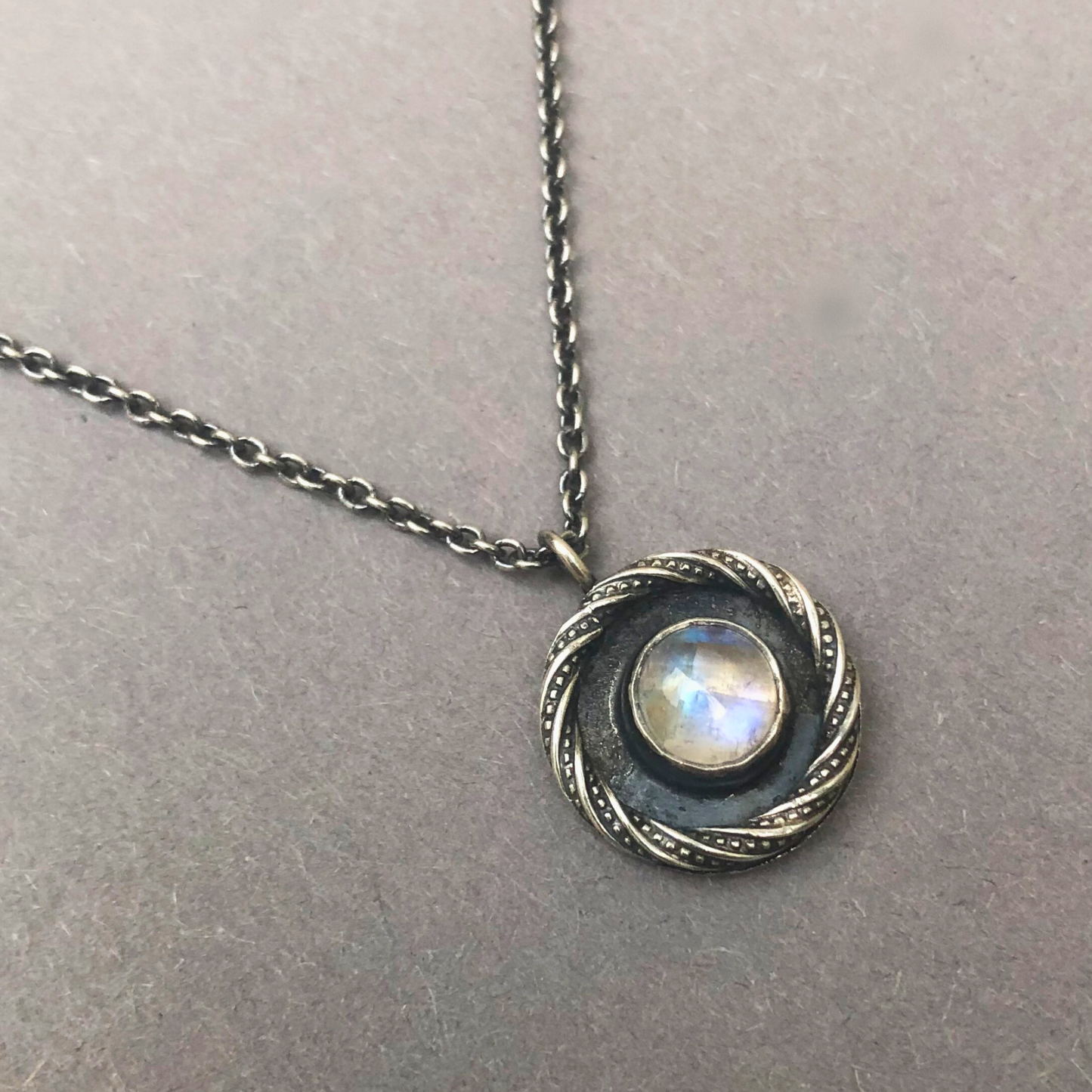 Zilveren Halsketting met Maansteen – Draag Je Kracht