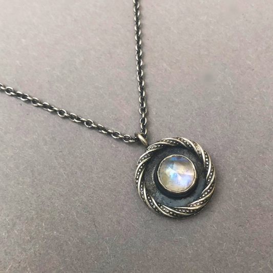 Silberne Halskette mit Mondstein – Tragen Sie Ihre Kraft