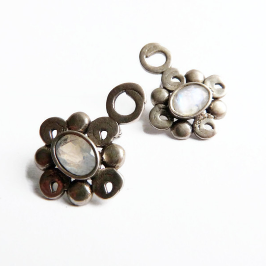 Maansteen knopjes oorbellen – handgemaakte zilveren oorbellen met facet geslepen Maansteen