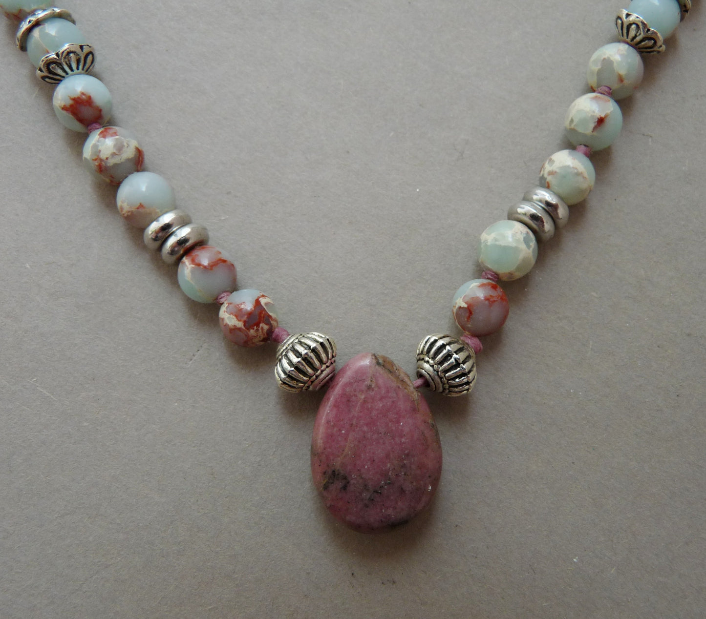 Halsketting voor heren – heren ketting met Jaspis kralen en Rhodoniet hanger