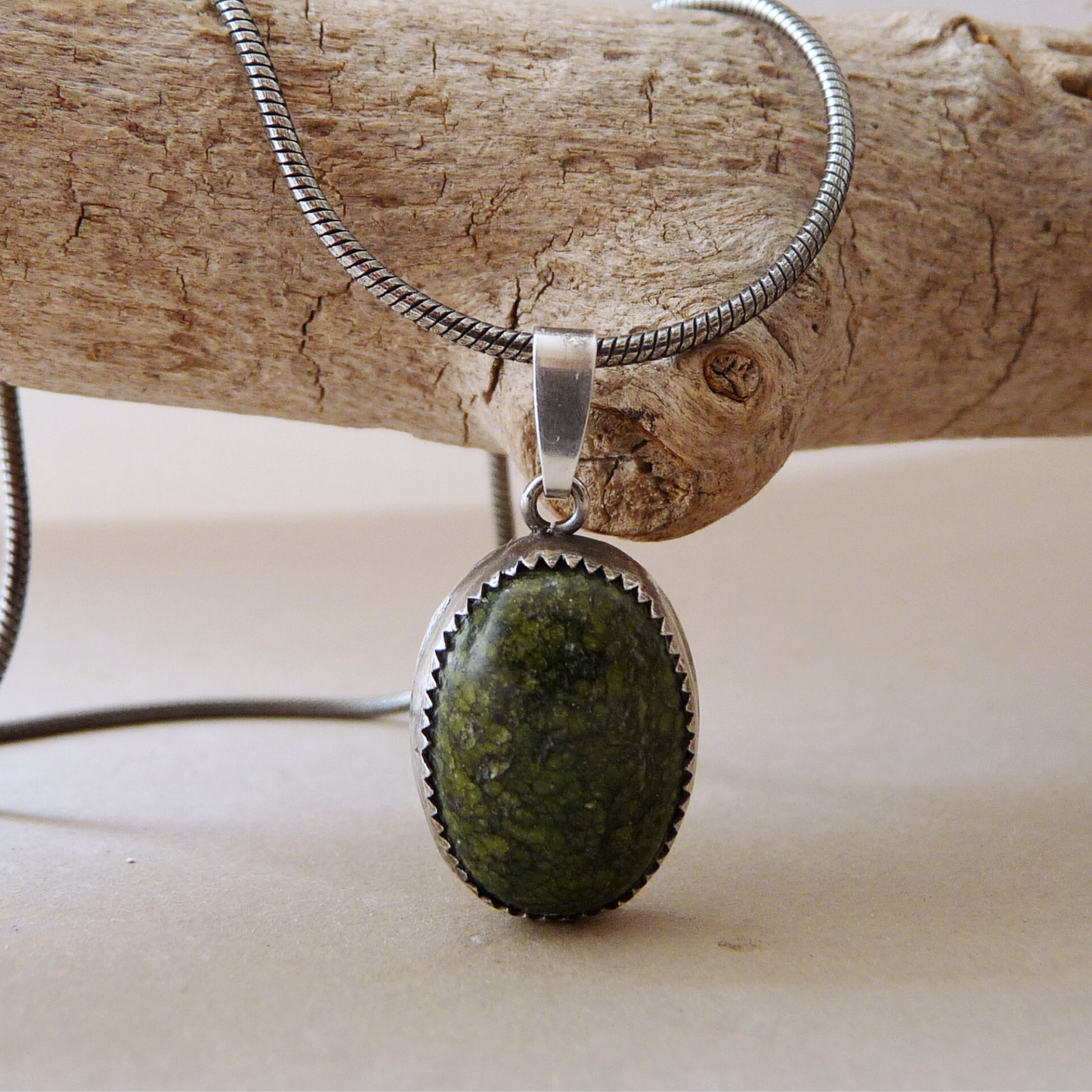 Zilveren herenketting met groene Serpentijn hanger – handgemaakt en stoer
