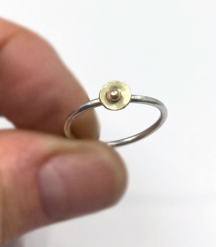 Stapelbarer Ring aus Silber und 14 Karat Gold – Schiebering