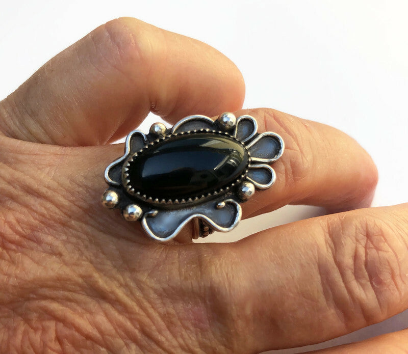 Handgemaakte Zilveren Ring met Ovale Onyx in Hippie Stijl