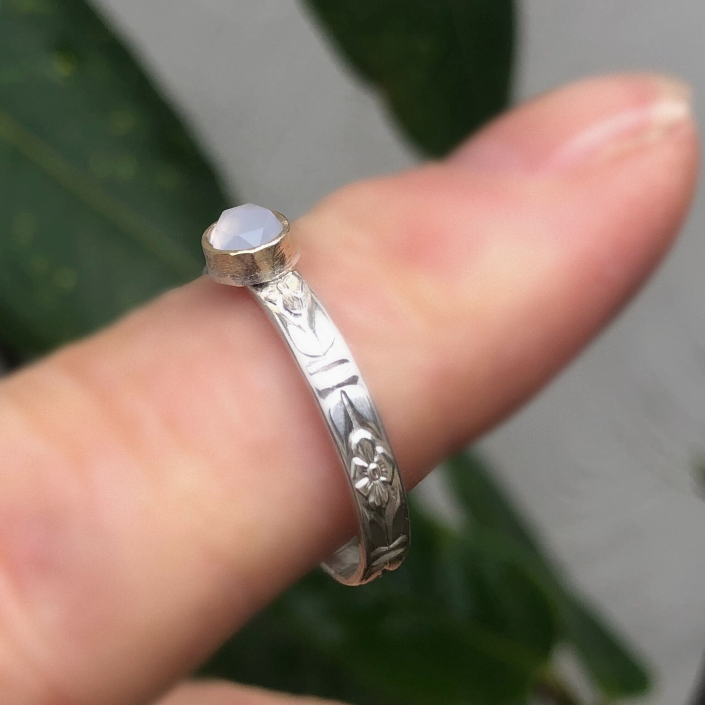 Freundschaftsring mit Chalcedon – Handgefertigter Versprechens- oder Verlobungsring