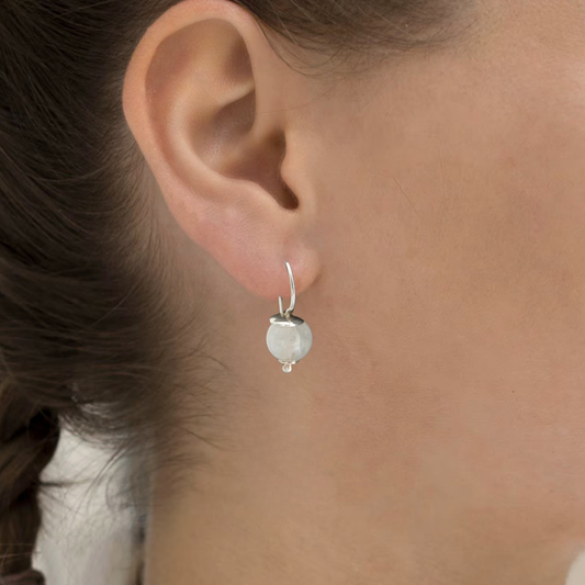 Zilveren maansteen oorbellen – elegante handgemaakte oorbellen