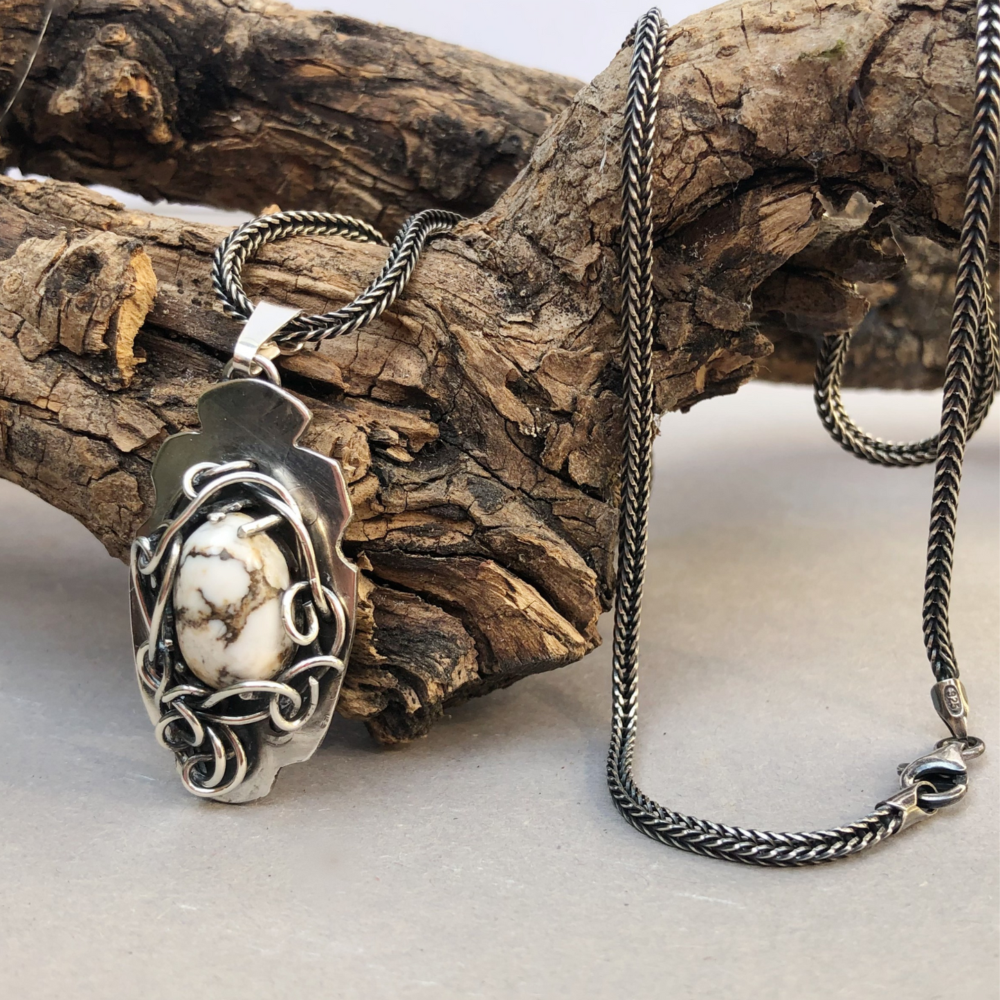Zilveren heren ketting met hanger voor de stijlvolle man.