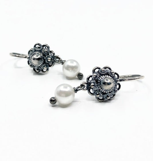 Pearl earrings with silver Zeeland Knot, bridal jewelry