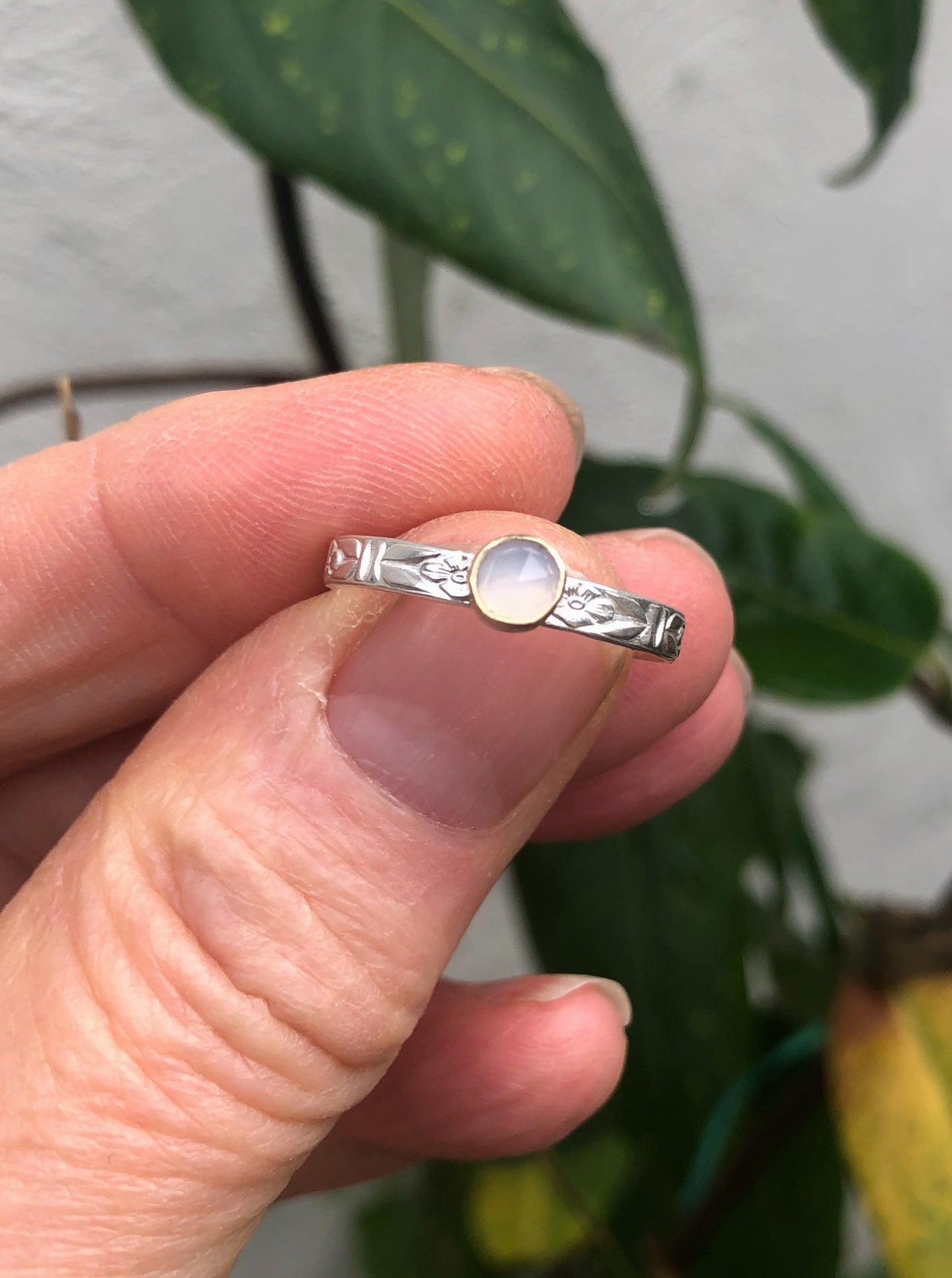 Sieraden uit Enkhuizen, zilveren ring met Chalcedoon