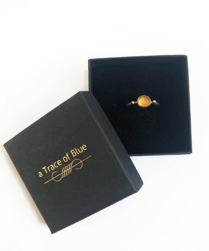 Luxe zwart sieradendoosje met het gouden logo van aTraceofBlue sieraadverpakking