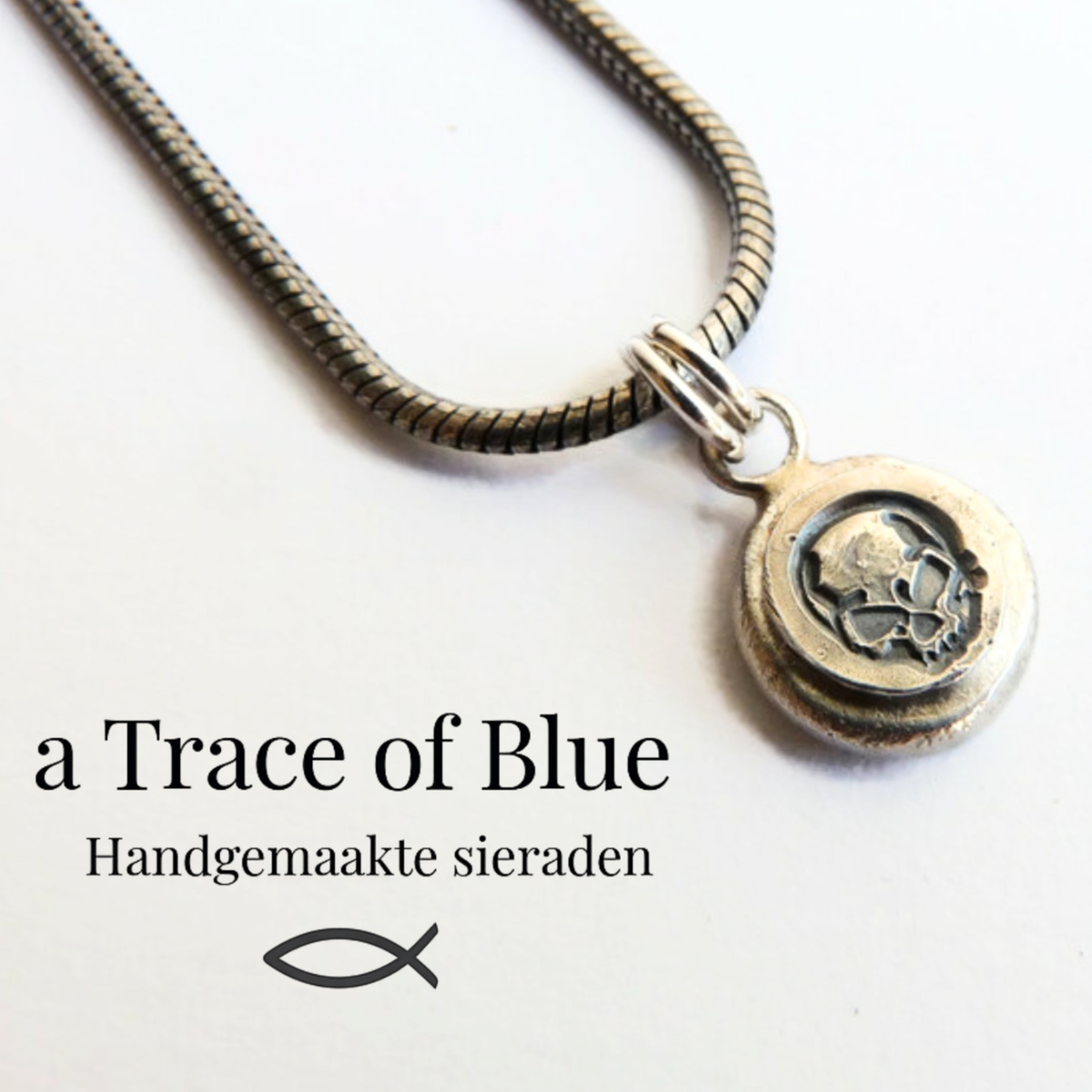 heren ketting met het logo van aTraceofBlue handgemaakte sieraden
