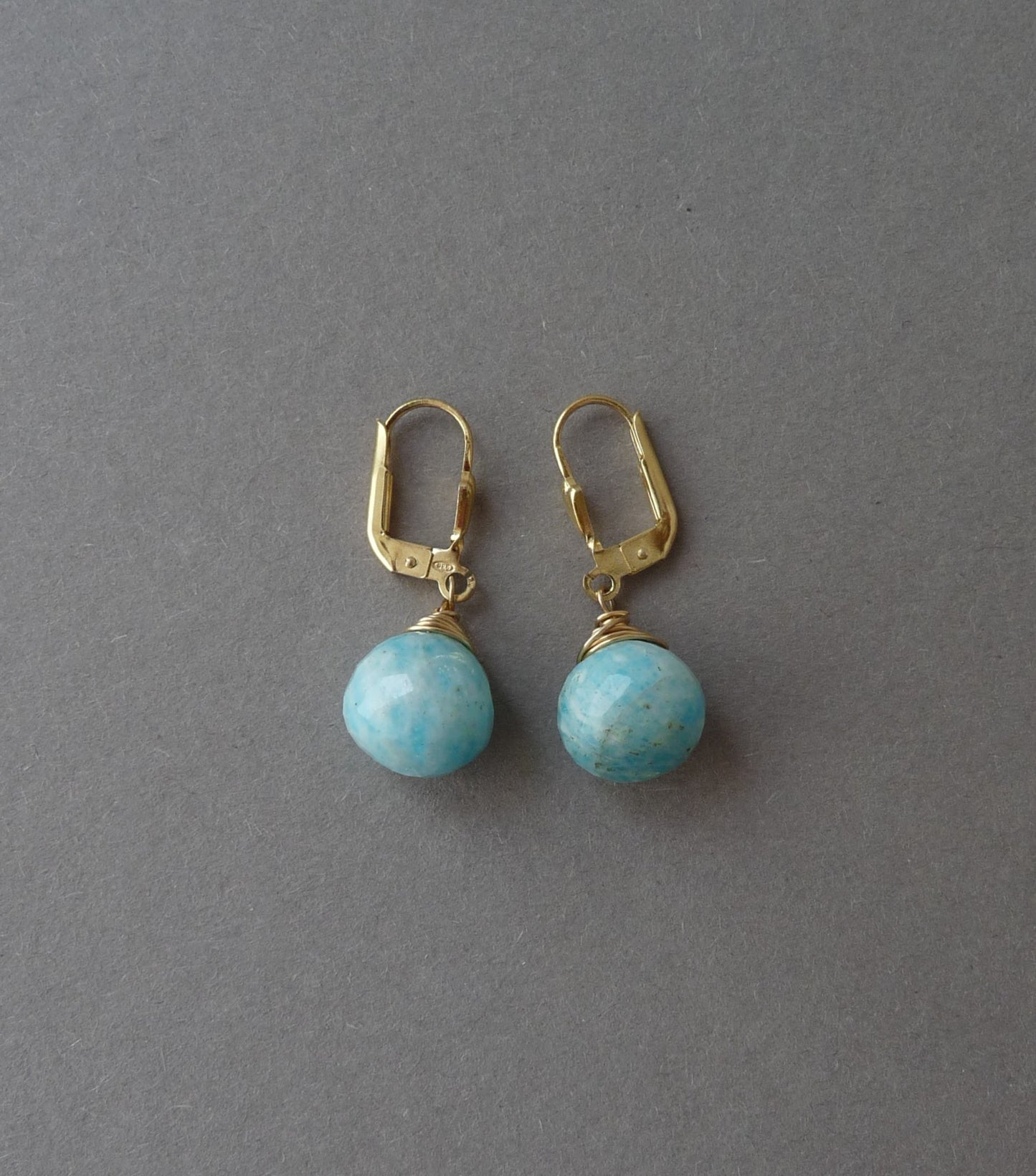 Gouden oorbellen met Amazoniet druppels – azuurblauwe statement oorbellen