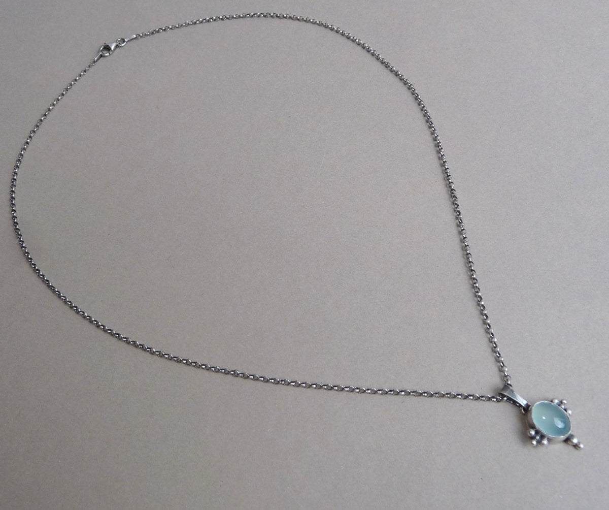 Zilveren hanger ketting voor dames met blauwe chalcedoon