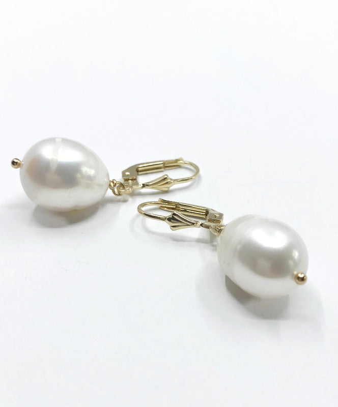 Elegante gouden pareloorbellen, perfect als bruidssieraad voor een bruiloft