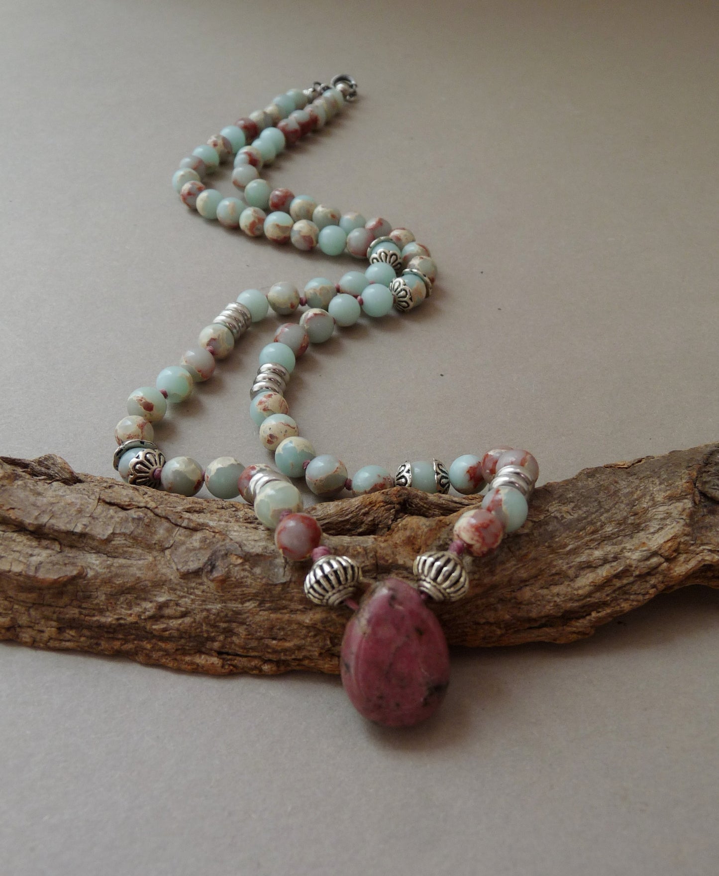 Halsketting voor heren – heren ketting met Jaspis kralen en Rhodoniet hanger