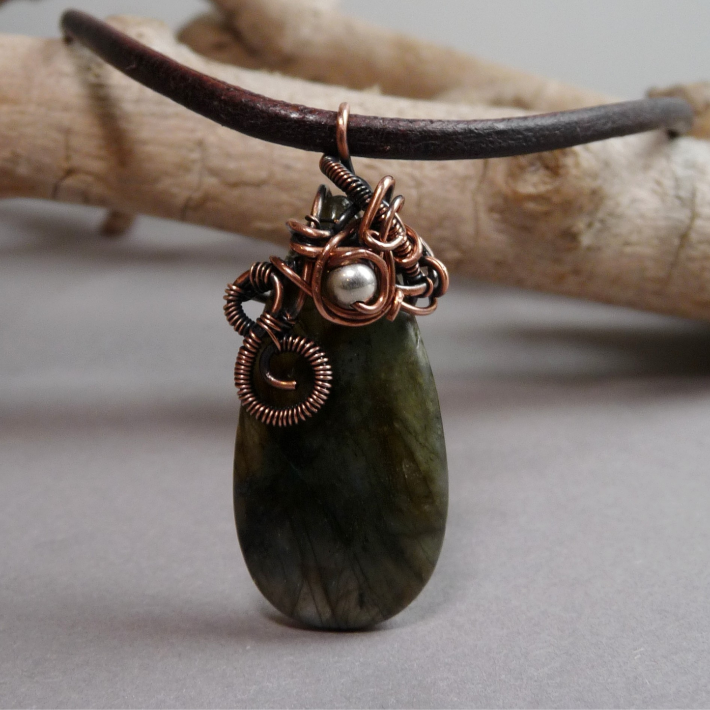 Halsketting voor heren met leren koord en edelsteen hanger – Labradoriet druppel