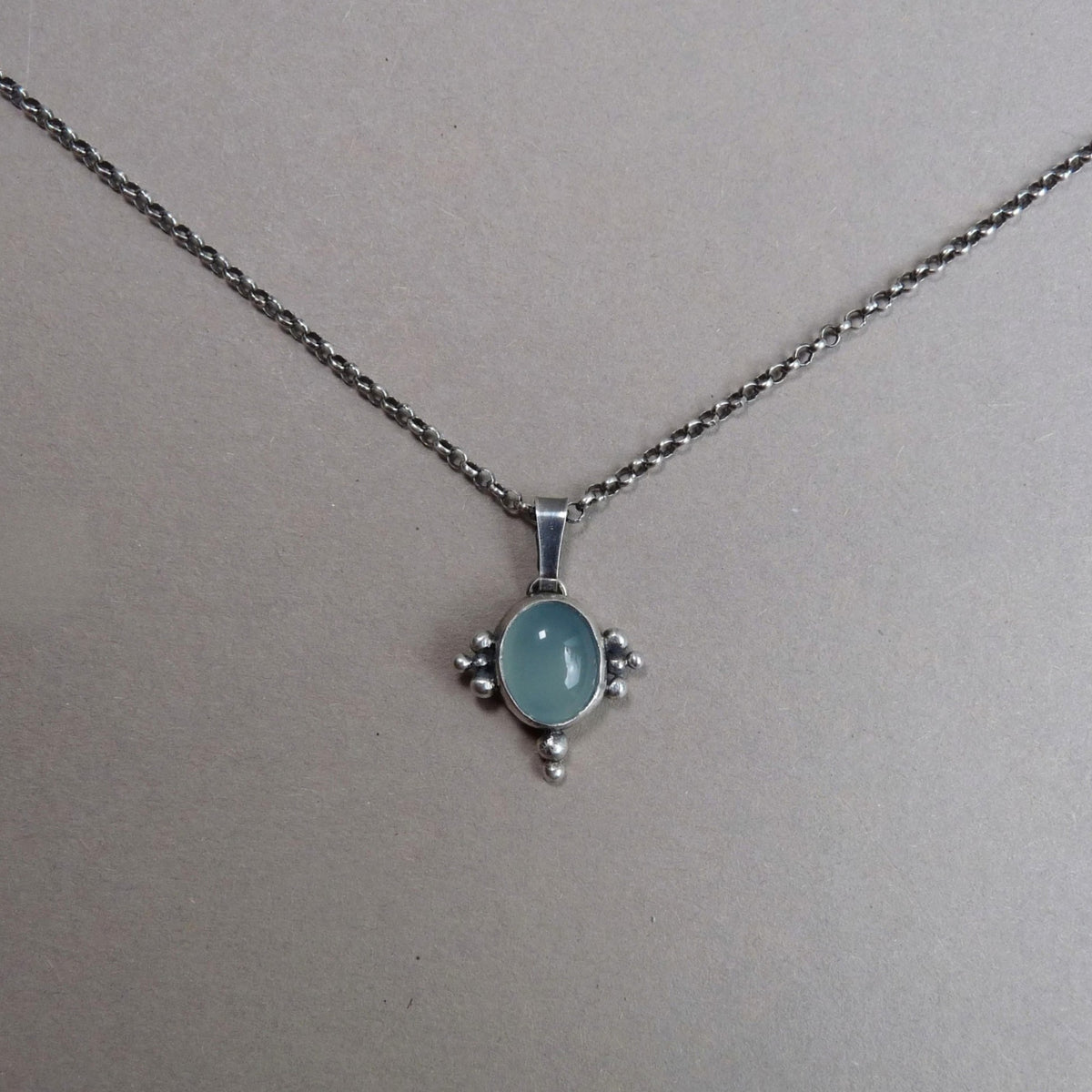 Zilveren hanger ketting voor dames met blauwe chalcedoon