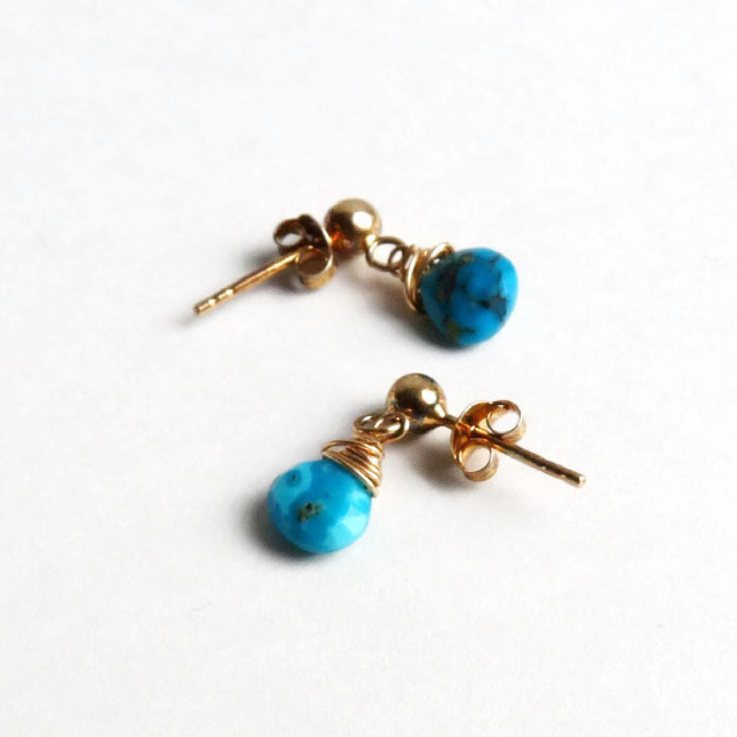 14k Goldfilled oorknopjes met Turquoise druppeltje