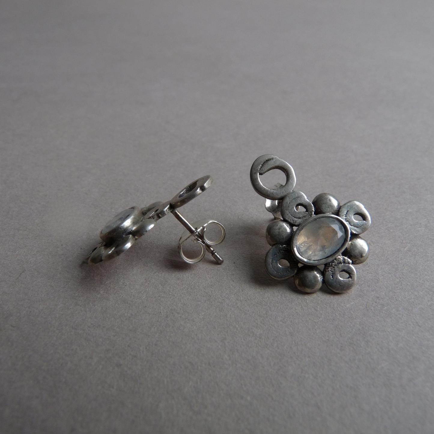 Maansteen knopjes oorbellen – handgemaakte zilveren oorbellen met facet geslepen Maansteen
