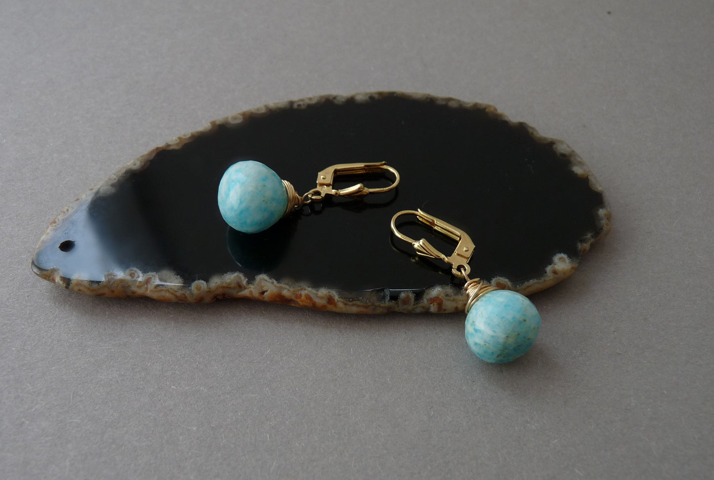 Gouden oorbellen met Amazoniet druppels – azuurblauwe statement oorbellen