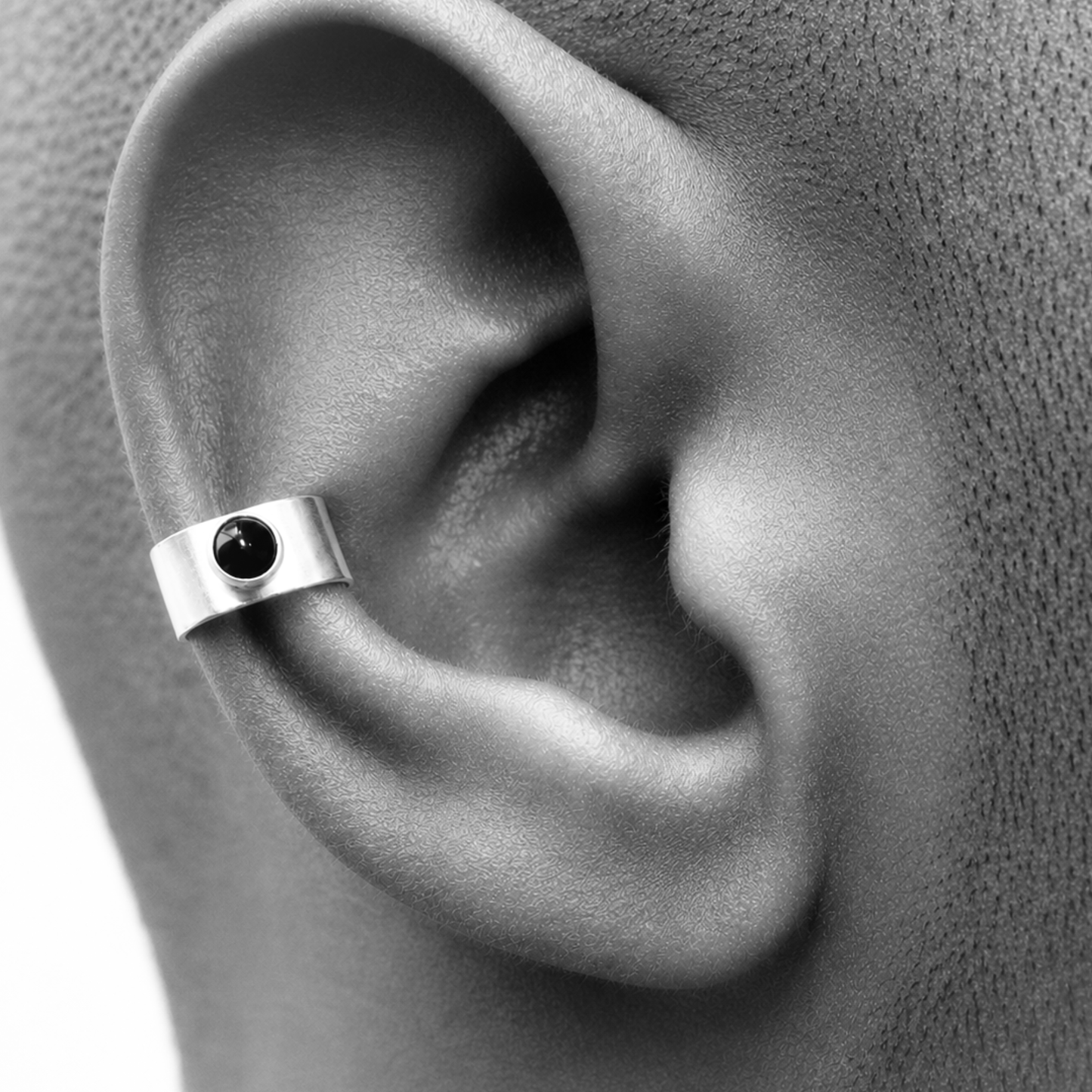 Zilveren heren ear cuff met Onyx – zonder gaatje