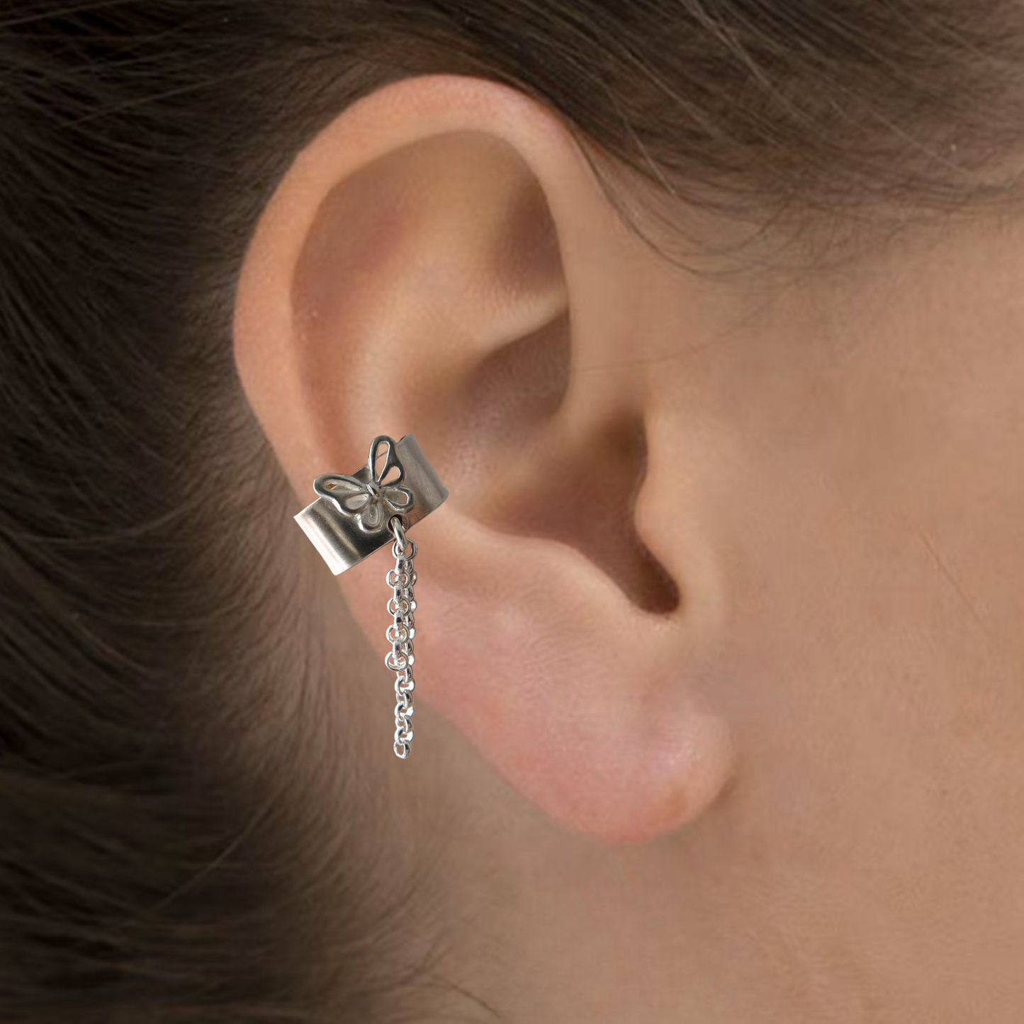 Zilveren ear cuff met vlinder en kettinkje – oor klem zonder gaatje