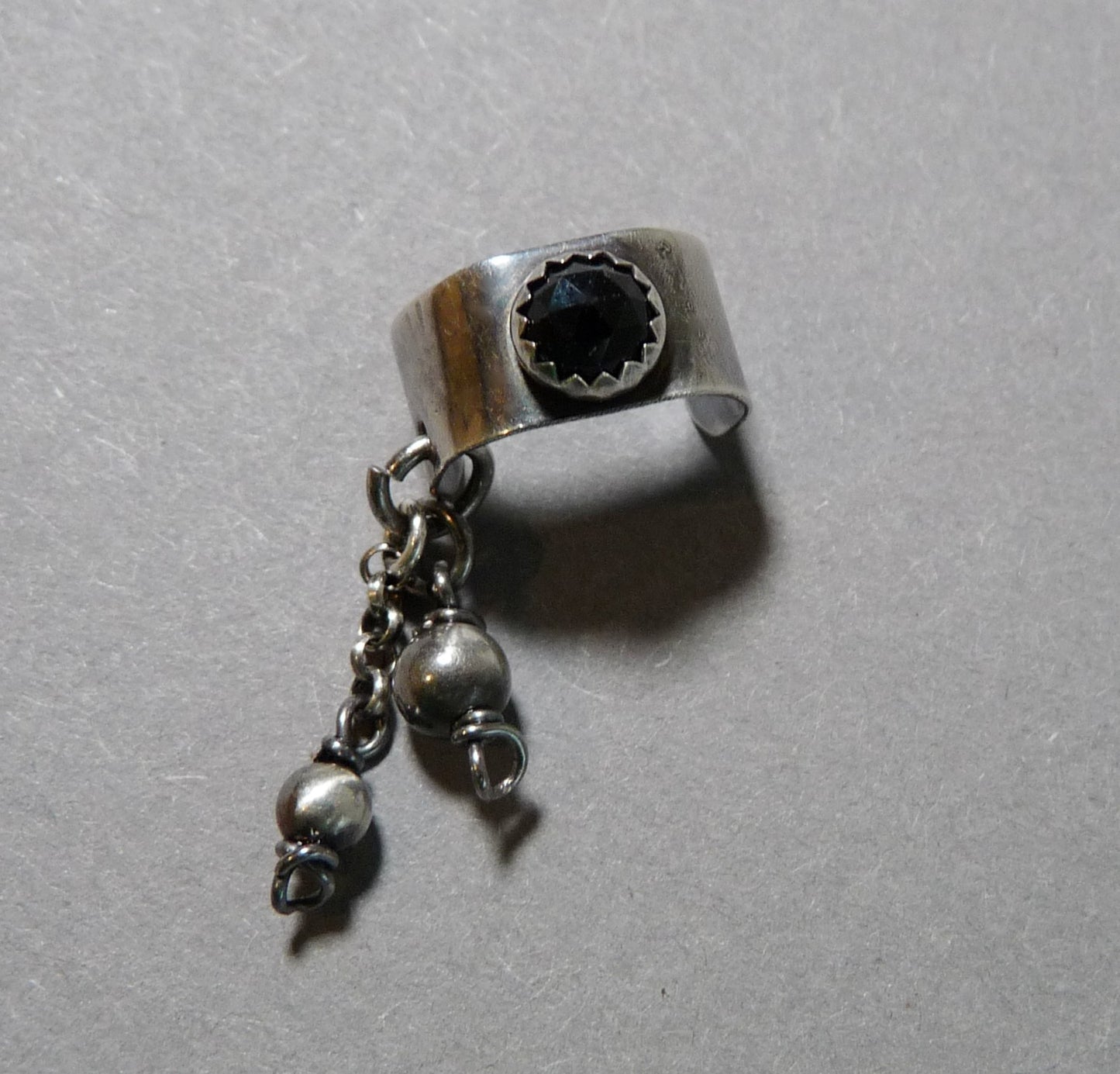 Heren ear cuff met kettinkje – stoer zilveren design