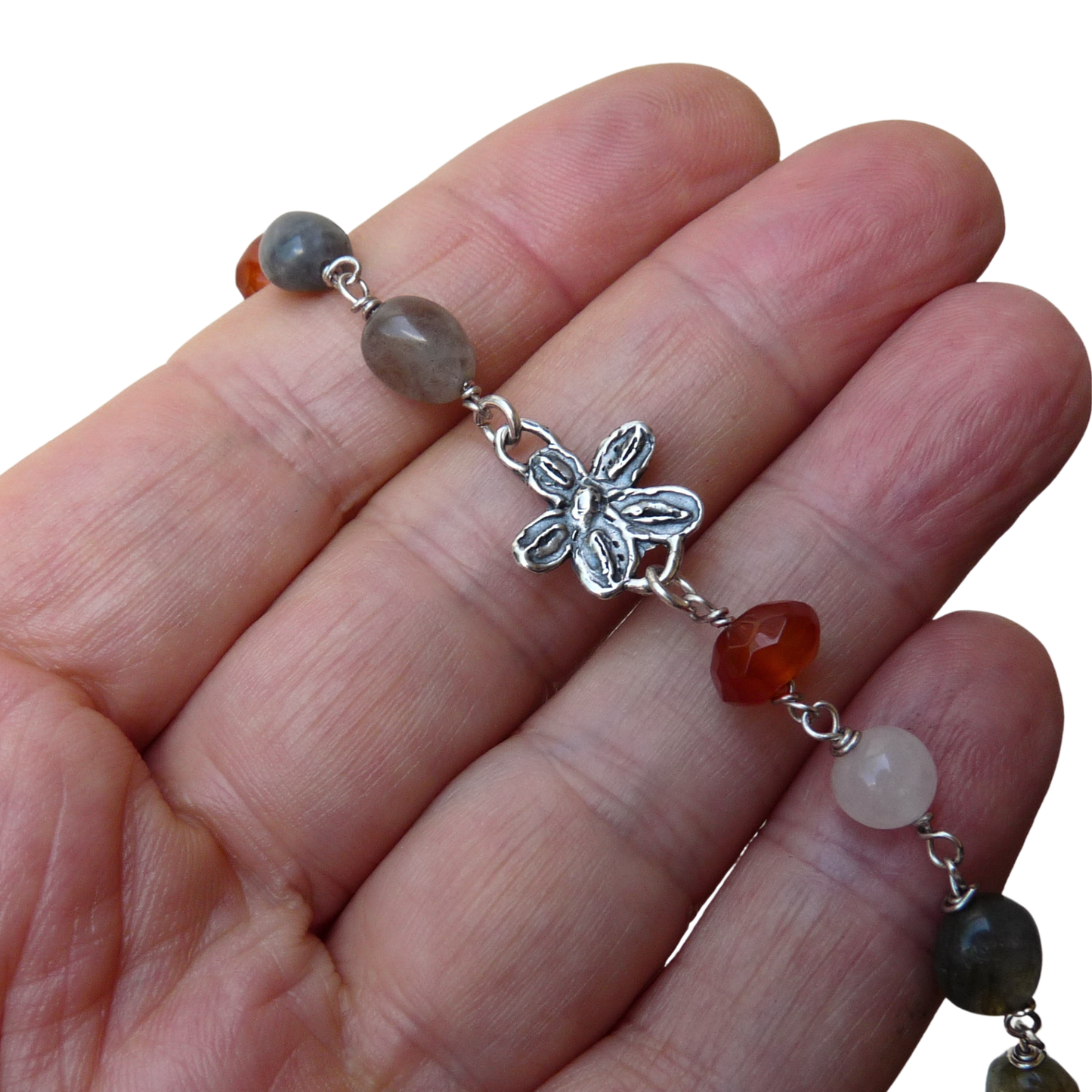 Handgemaakte zilveren edelsteen ketting met bloemen