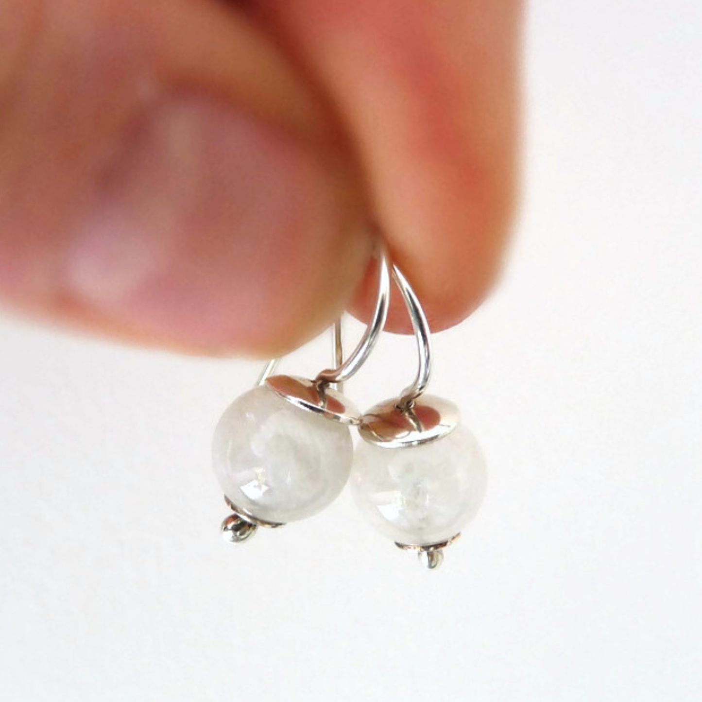 Zilveren maansteen oorbellen – elegante handgemaakte oorbellen